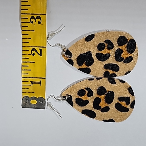 3/$20 Leopard teardrop dangle earrings New - Picture 4 of 5